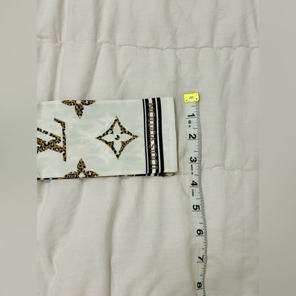 Louis Vuitton Silk Monogram Giant Jungle Bandeau - Authentic (Rare) - Picture 9 of 12